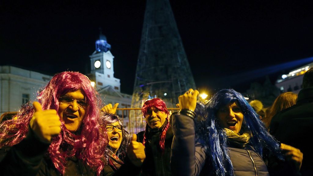 Cientos de personas celebran las 'preuvas' en la Puerta del Sol de Madrid