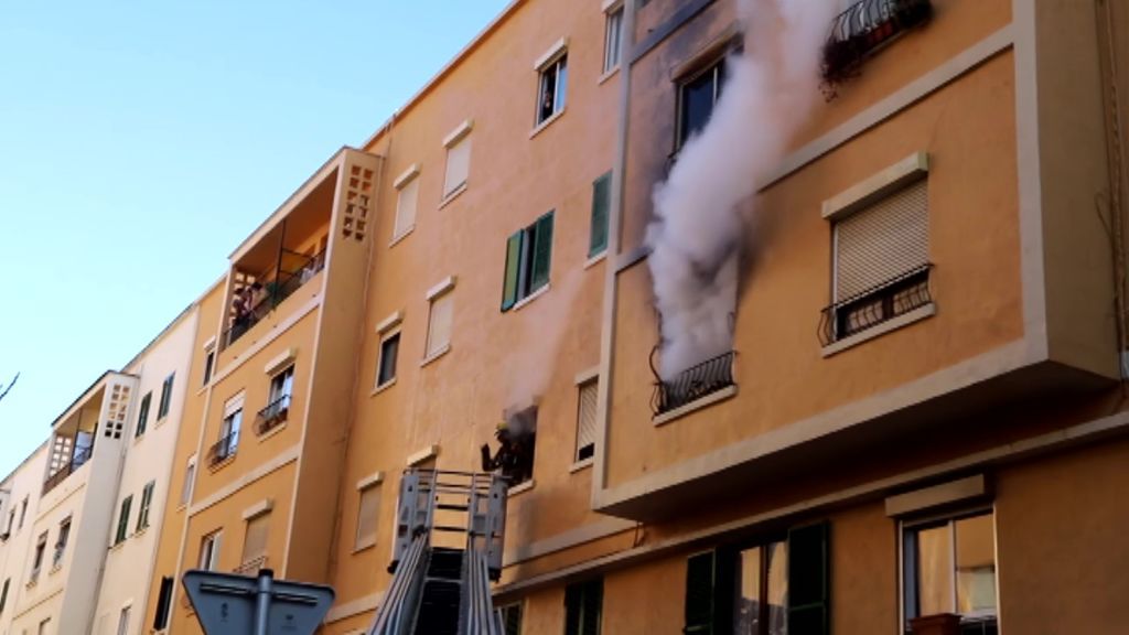 El incendio de una vivienda en Palma deja una persona con quemaduras y más de doce intoxicados por humo