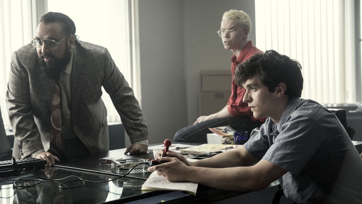 Mohan Takur (interpretado por Asim Chaudhry), Colin Ritman (WIll Poulter) y Stefan Butler (Fionn Whitehead), protagonistas de 'Black mirror: Bandersnatch'.