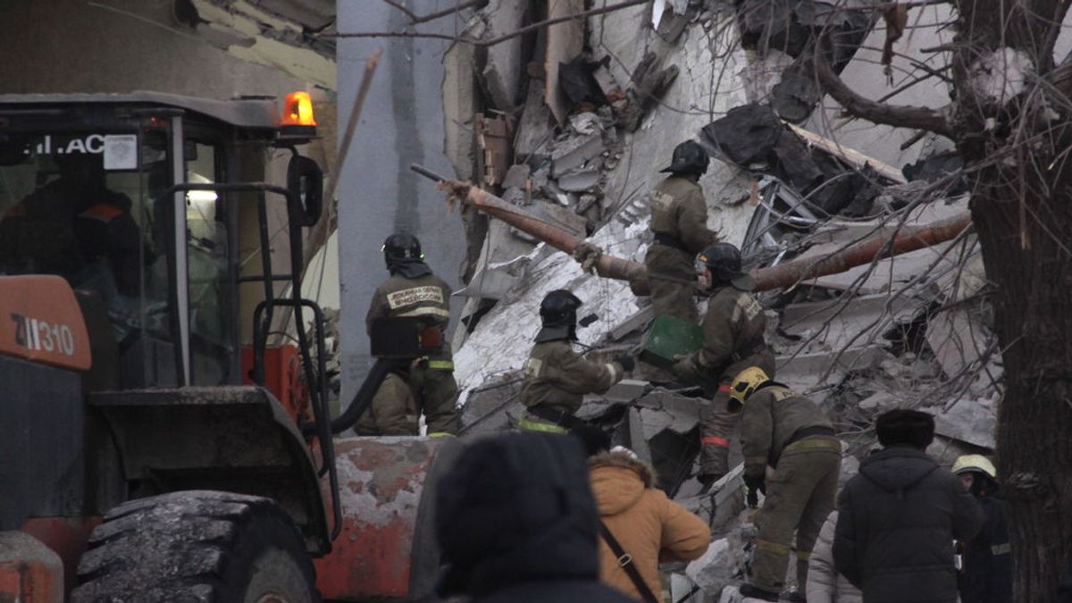 Tres muertos y decenas de desaparecidos en el derrumbe de un bloque de pisos en Rusia