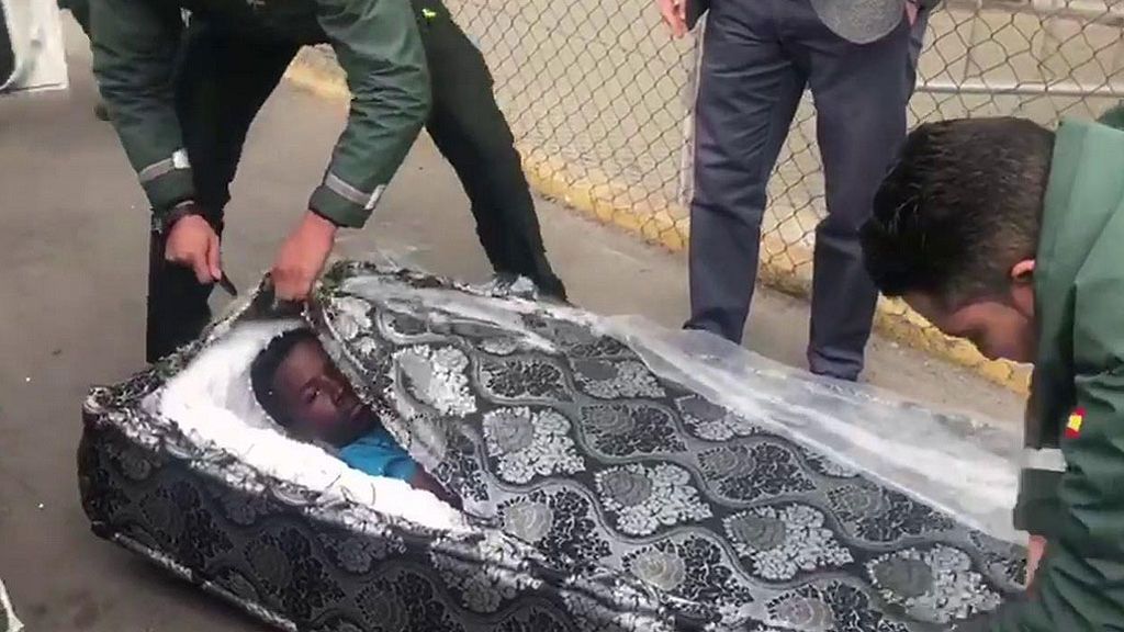 ¡Imágenes desesperadas! Dos jóvenes subsaharianos intentan pasar la frontera escondidos en un colchón