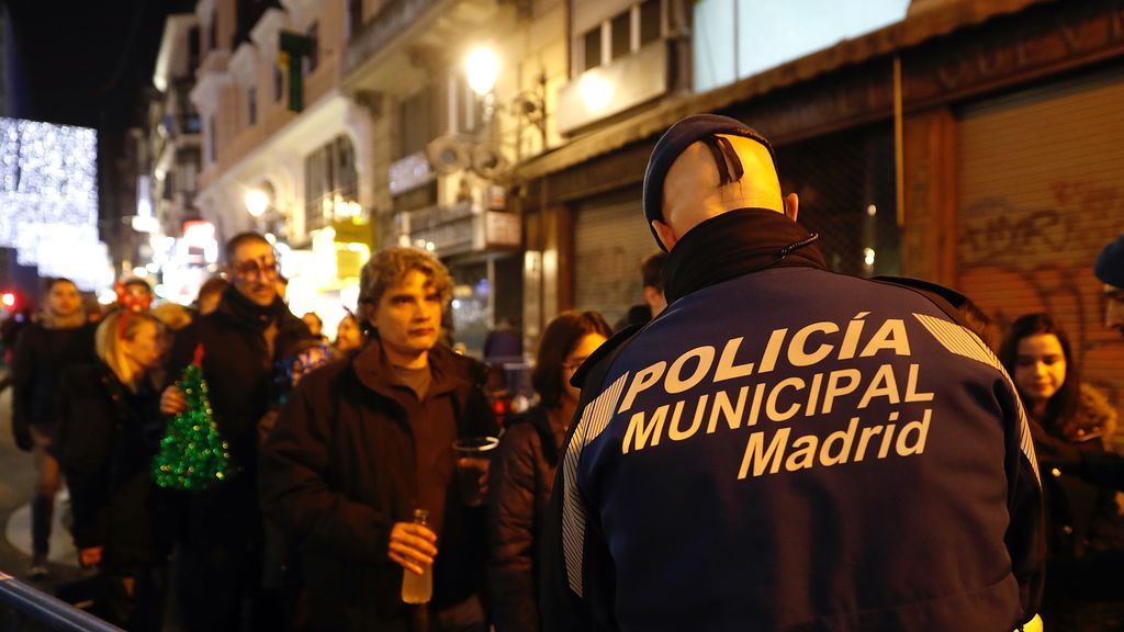 Más de 500 agentes controlan la multitudinaria fiesta de las preuvas de la madrileña Puerta del Sol