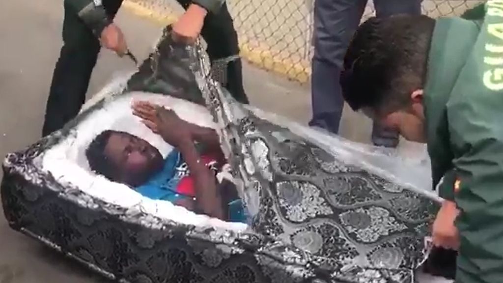 Descubren a dos migrantes escondidos dentro de dos colchones en Melilla