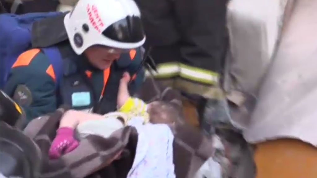 Milagro de Año Nuevo en Rusia: encuentran un bebé bajo los escombros de un edificio derrumbado