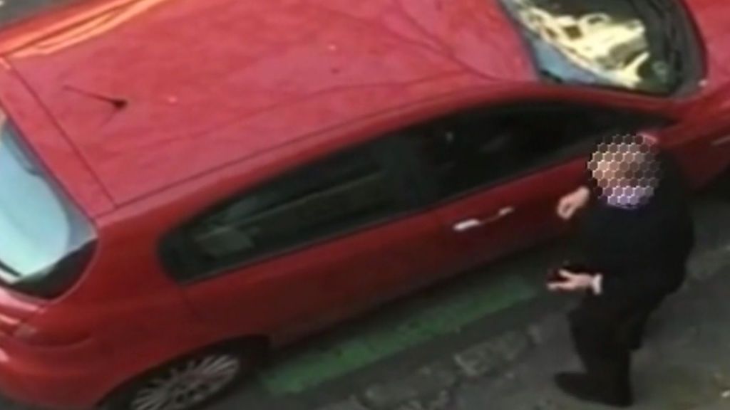 Un hombre raya un coche que obstaculizaba su salida del garaje en Sevilla