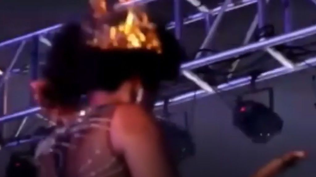 Una bengala quema el pelo de Miss África junto antes de su coronación