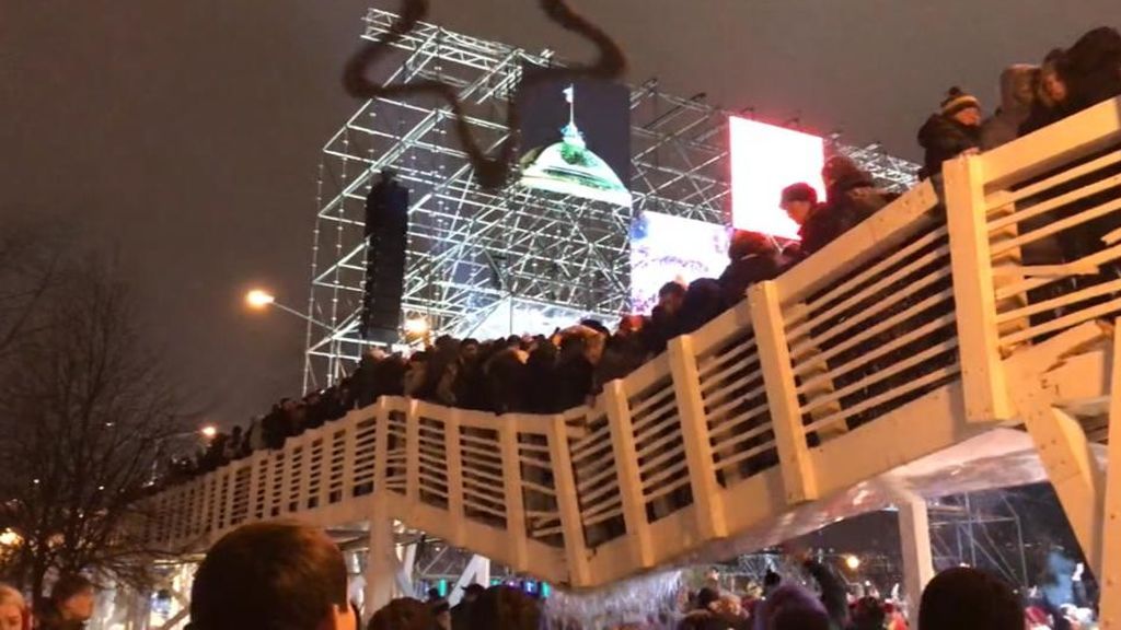 Se cae un puente en Rusia repleto de gente que celebraba la Nochevieja
