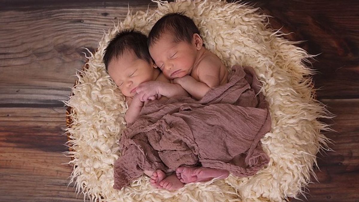 Una madre británica da  a luz a dos gemelos con 12 días de diferencia