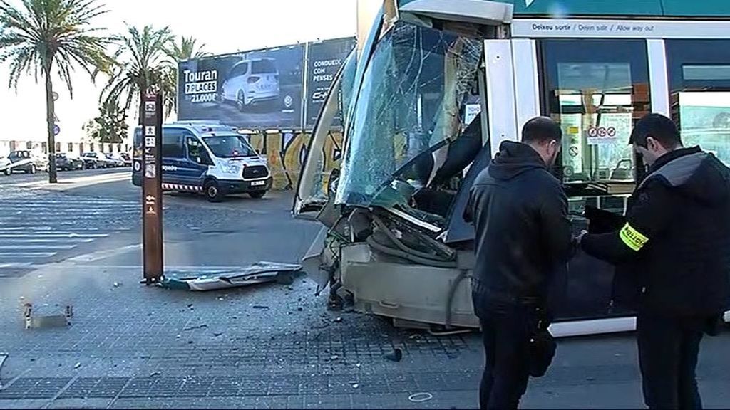 Cuatro heridas tras chocar un tranvía de Barcelona con el tope final de la vía