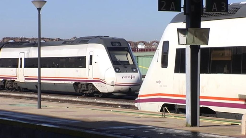 Los afectados por el parón del tren de Extremadura estudian demandar a Renfe