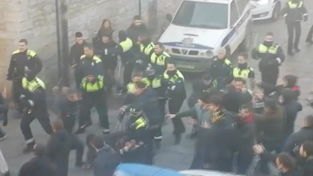 Cinco detenidos en una batalla campal entre policías y okupas en Vitoria