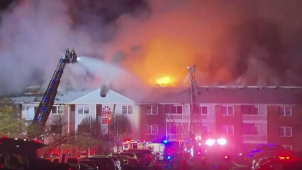 Incendio en un edificio de Estados Unidos tras el impacto de un vehículo