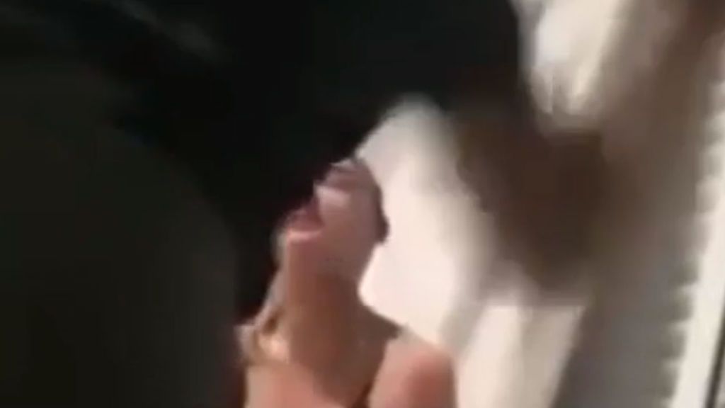Una mujer graba a su novio mientras este le pega  una paliza