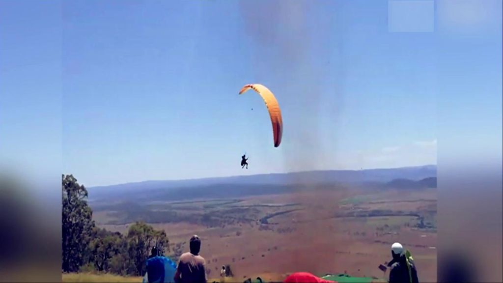 Se lleva un susto de muerte: Un parapentista es sorprendido  por una ráfaga de más de 180 km/h