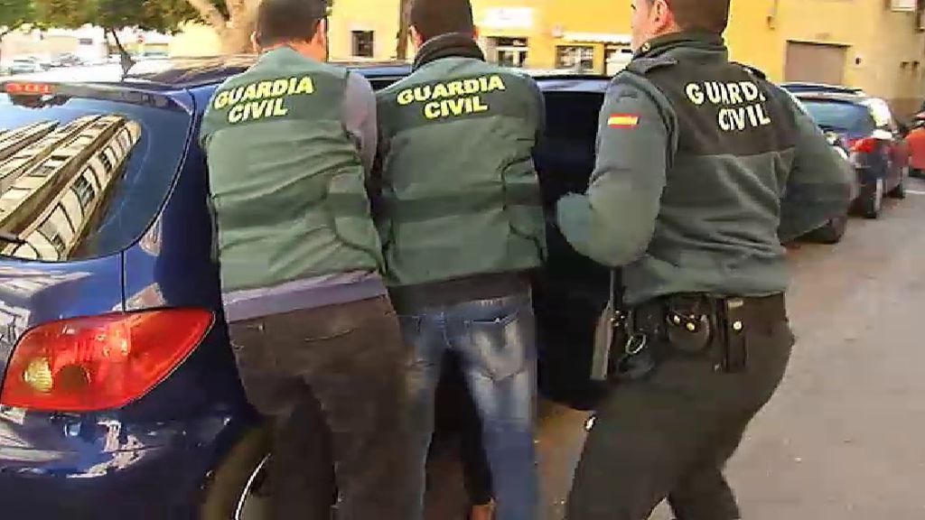 La Guardia Civil lleva a los detenidos por la violación de Burriana al lugar de los hechos
