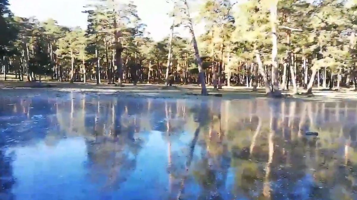 Hace tanto frío que podemos patinar sobre hielo en un lago: no te pierdas las imágenes