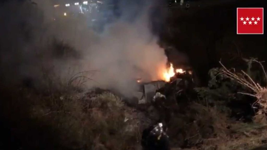 Aparatoso accidente de un camión de galletas el salirse de la carretera en Madrid