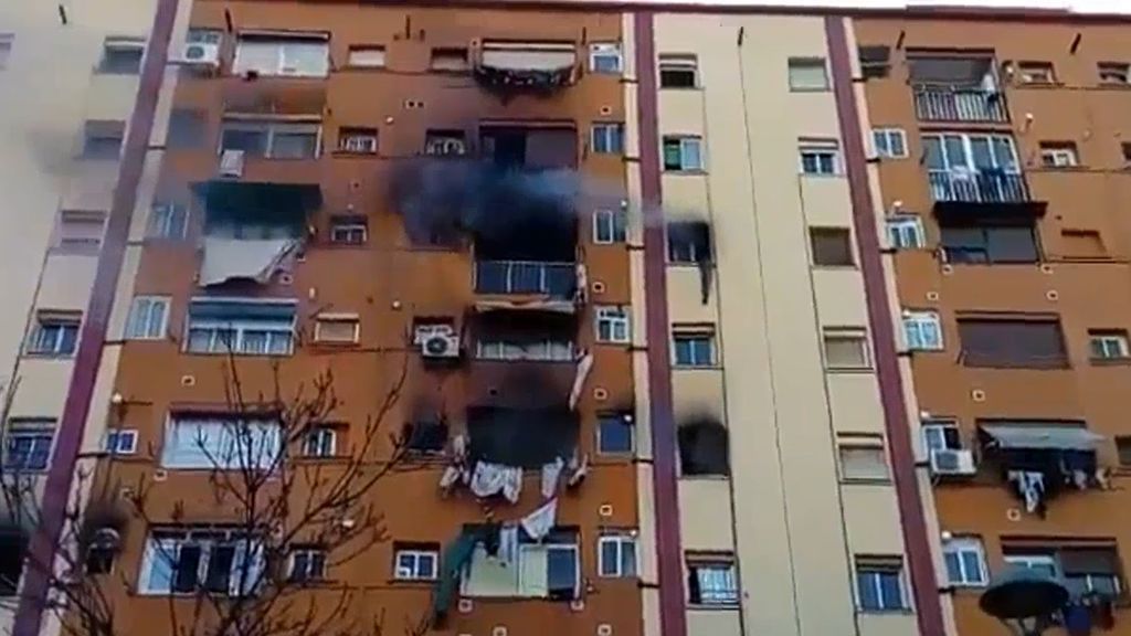 Tres muertos y un bebé en estado crítico en un incendio en el barrio Sant Roc de Badalona