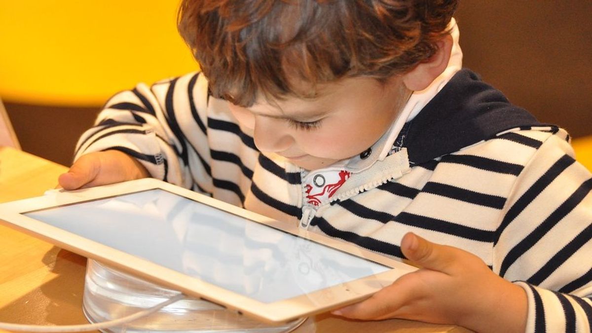 'Toque de queda' con los dispositivos electrónicos: expertos recomiendan apagar las pantallas a los niños una hora antes de ir a dormir