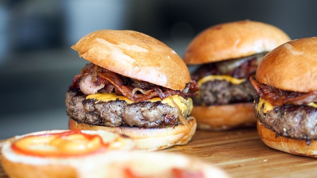 Demanda a un restaurante por no cumplir la promesa de proporcionarle hamburguesas gratis de por vida Demanda a un restaurante por no cumplir la promesa de proporcionarle hamburguesas gratis de por vida