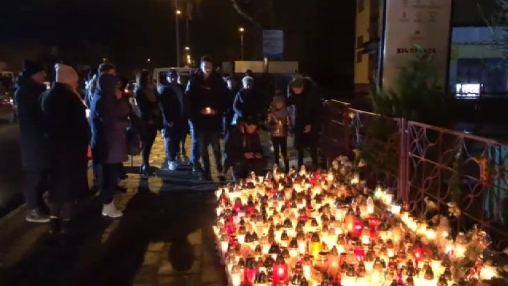 Familiares y amigos recuerdan a las fallecidas en el incendio de un 'escape room' en Polonia