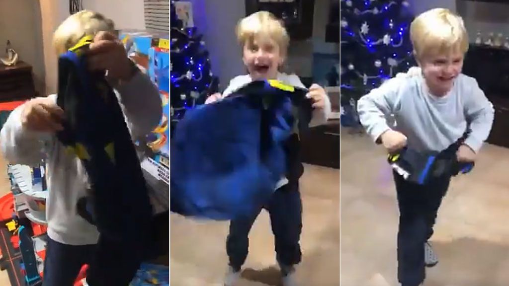 La alegría de un niño al ver que los Reyes le han traído la camiseta del Cádiz: “¡Ay, mi madre!” La alegría de un niño al ver que los Reyes le han traído la camiseta del Cádiz: “¡Ay, mi madre!”