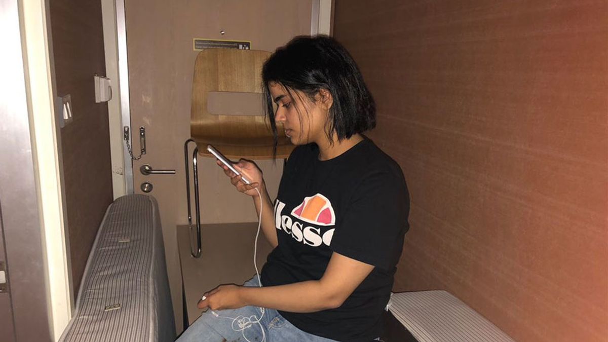 La joven saudí  atrincherada en un hotel de Tailandia frena su deportación