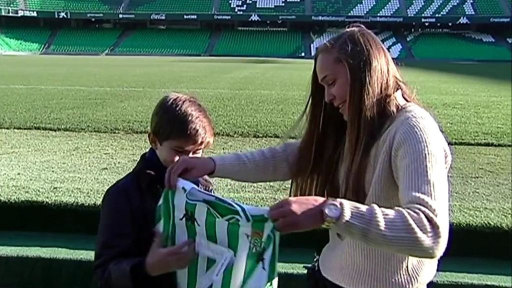 El regalo de este niño se hizo viral, pidió la camiseta del betis con el nombre de Irene Guerrero