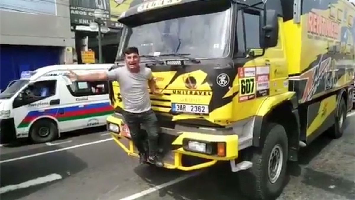 Rompe la parrilla delantera de un camión del Dakar al intentar hacerse un selfie Rompe la parrilla delantera de un camión del Dakar al intentar hacerse un selfie
