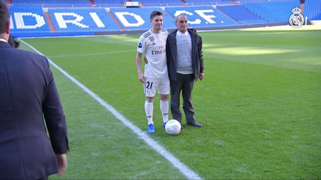 El abuelo de Brahim espera más de 90 minutos en la cola para ver la presentación de su nieto como jugador del Madrid