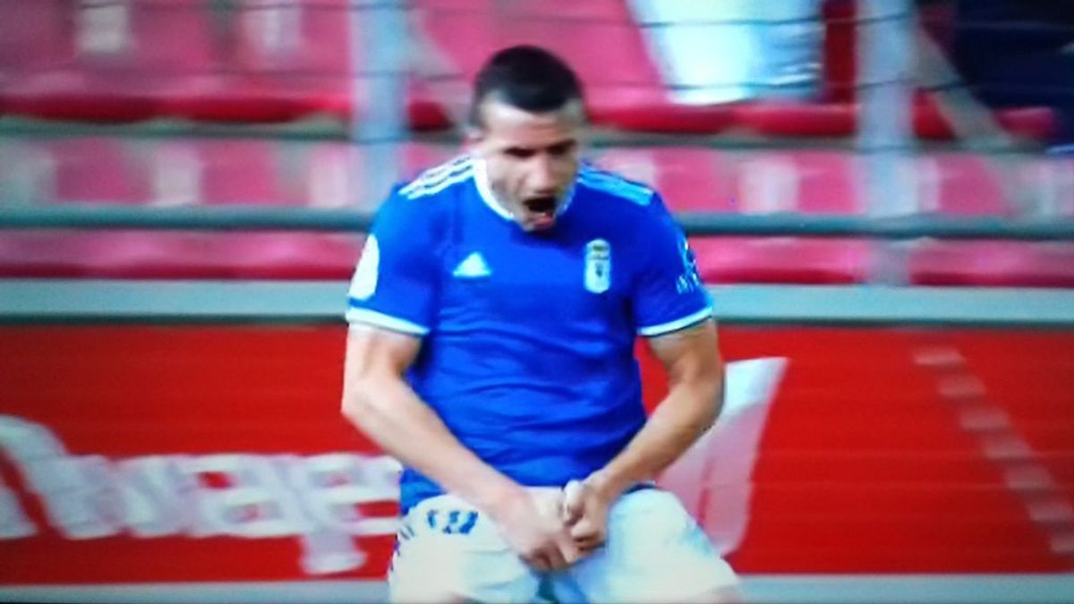 La viral celebración de Christian Fernández, futbolista del Oviedo, tras marcar en el último minuto al Numancia La viral celebración de Christian Fernández, futbolista del Oviedo, tras marcar en el último minuto al Numancia