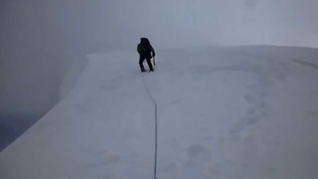 Trabajan en la repatriación de los cuerpos de los tres montañeros españoles muertos en el nevado Mateo