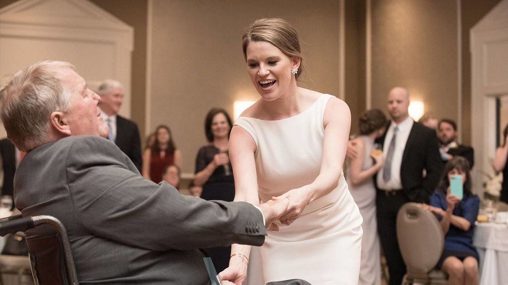 El emocionante baile de una novia con su padre en silla de ruedas