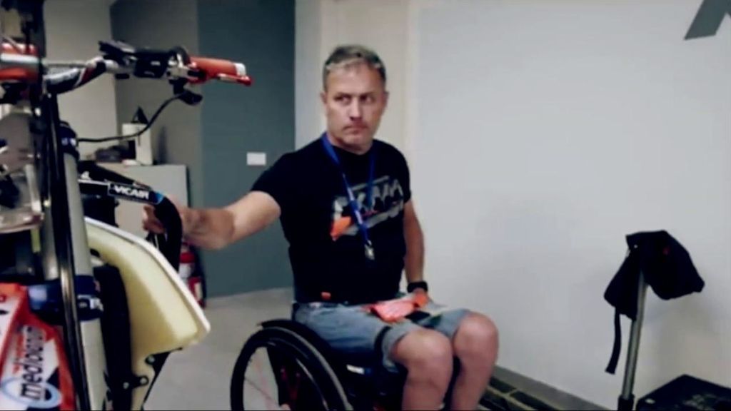 Nicola Dutto, el piloto parapléjico del Dakar llevará una navaja para desatarse de la moto en caso de accidente