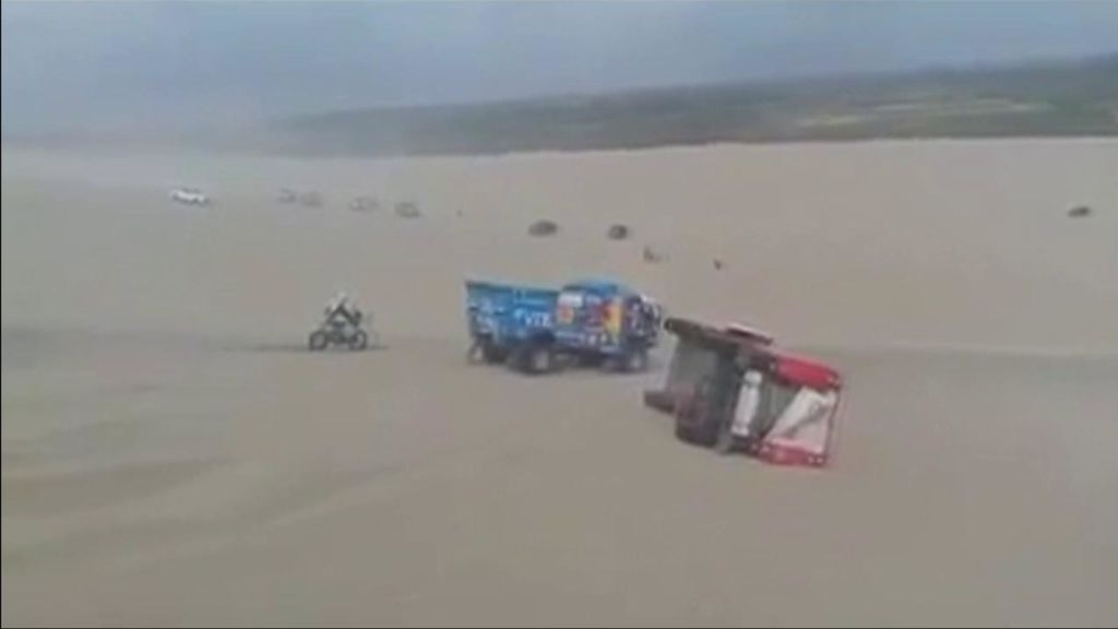 El espectacular accidente de un camión al encontrarse una zanja tras una duna en el Dakar