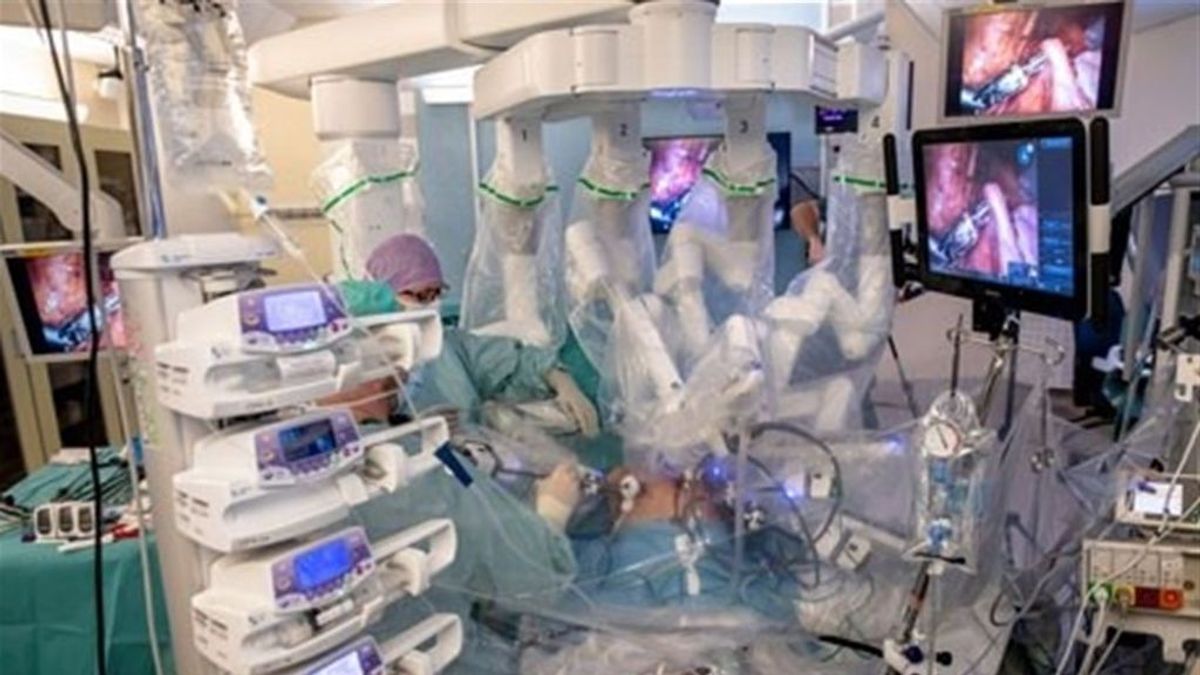 Una mujer se queda embarazada tras un trasplante de útero asistido por un robot