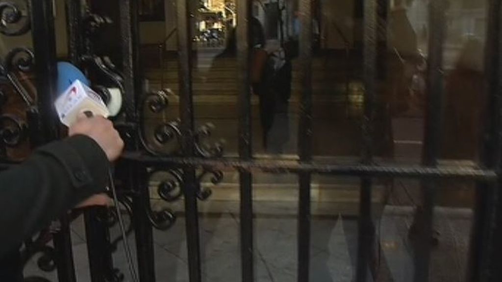 Con la puerta en las narices: La mujer de Oriol Pujol le rompe un micrófono a la prensa