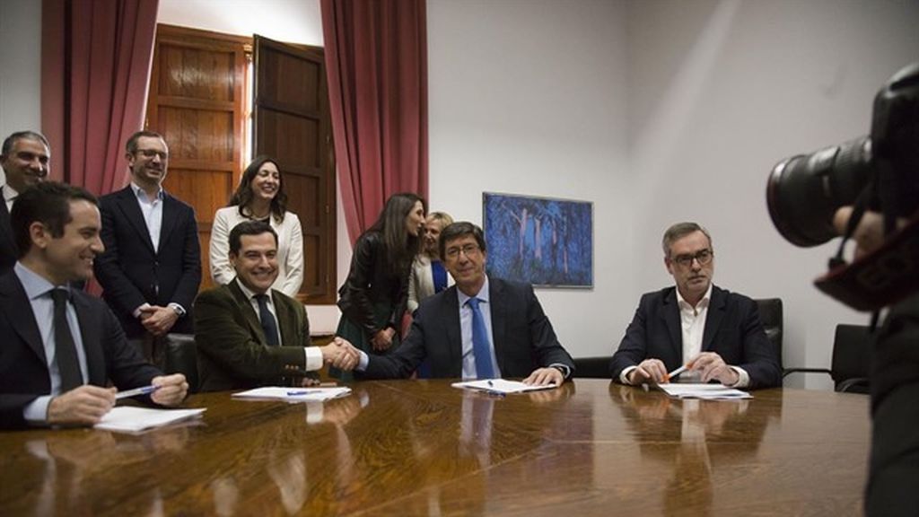 Moreno logra el apoyo de Cs y Vox para su investidura en Andalucía