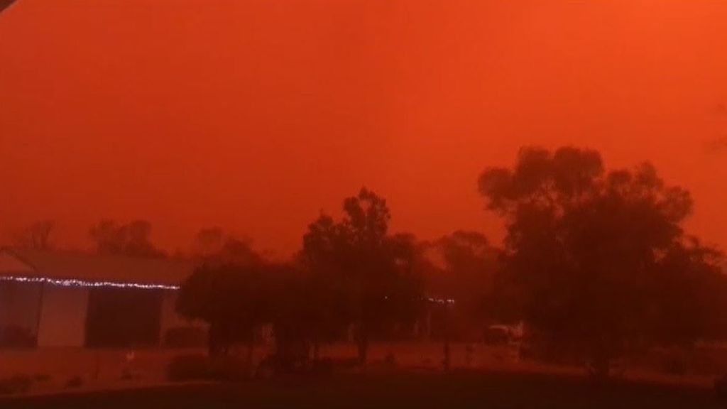 Impactantes imágenes de una tormenta de arena que tiñe de rojo el cielo de Australia