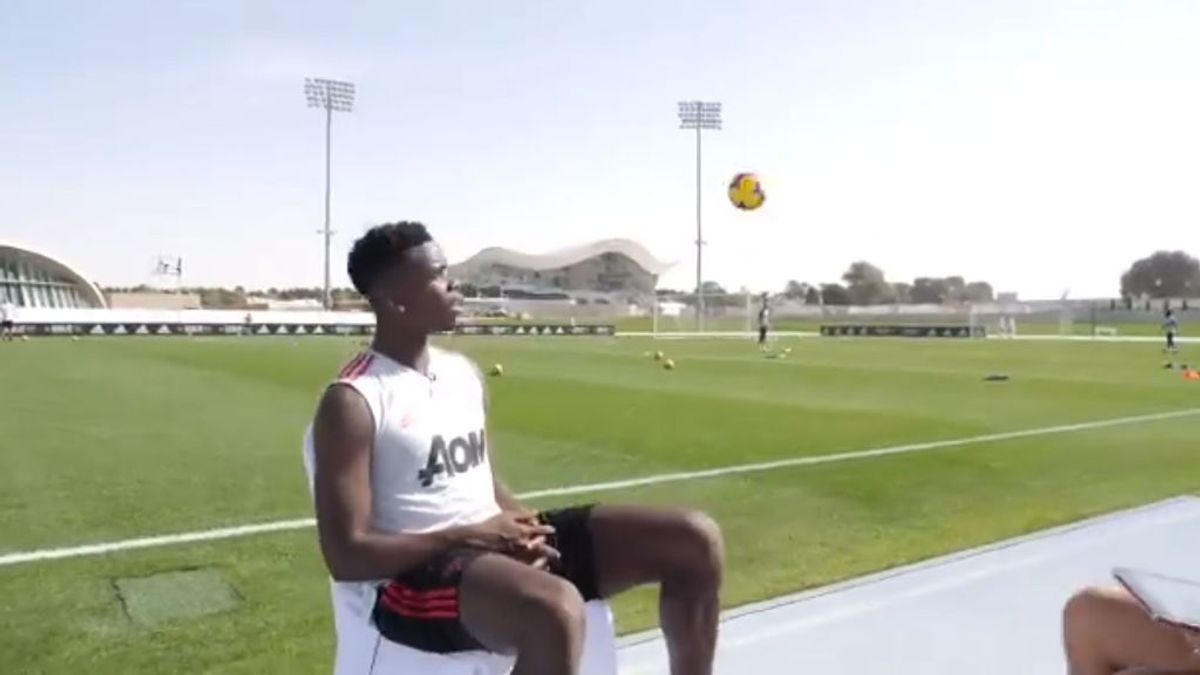 El brutal control de Paul Pogba en plena entrevista en el momento en el que iba a recibir un balonazo El brutal control de Paul Pogba en plena entrevista en el momento en el que iba a recibir un balonazo