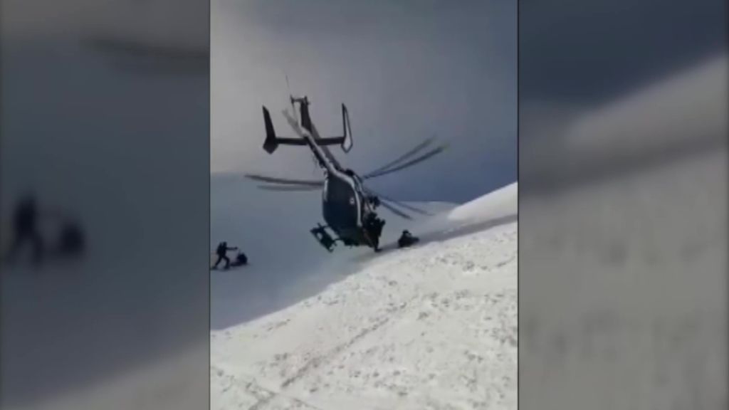 Un piloto de helicóptero arriesga su vida para rescatar a un adolescente herido
