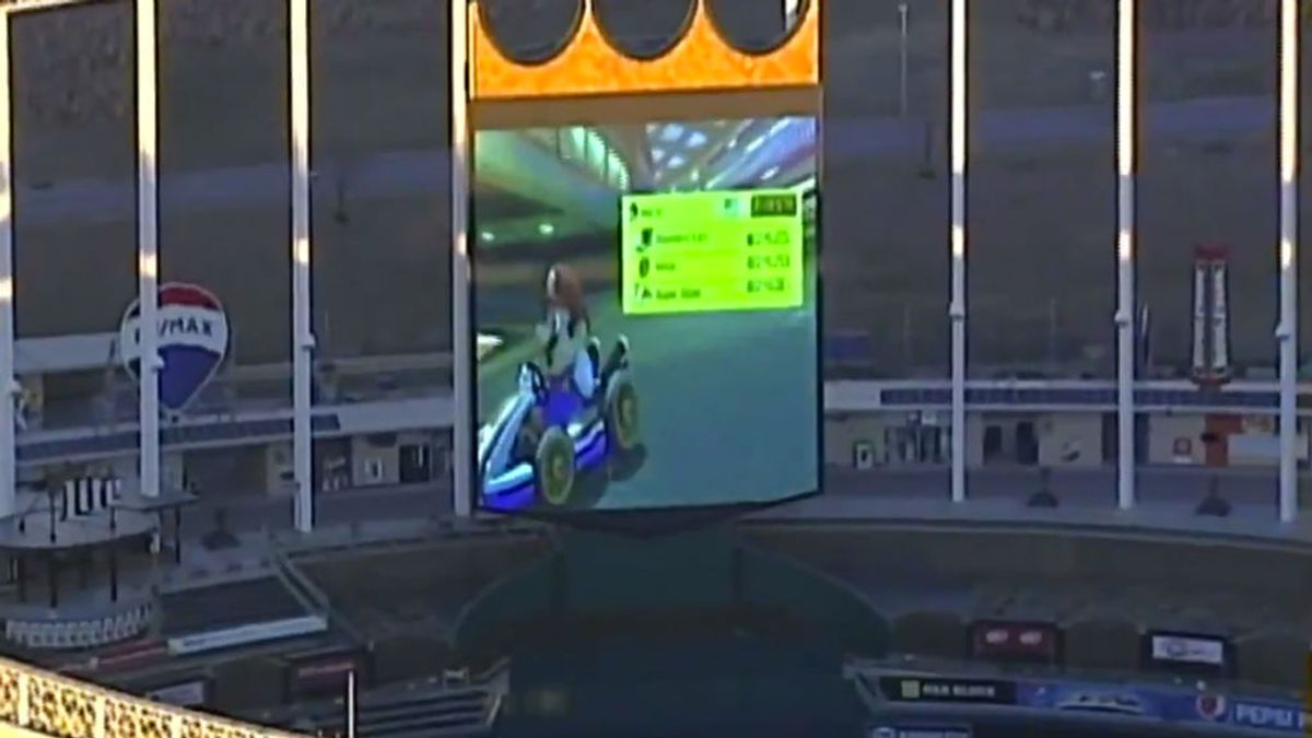 Cumplen el sueño de todo gamer: Dos operarios de un estadio se ponen a jugar al Mario Kart en el videomarcador