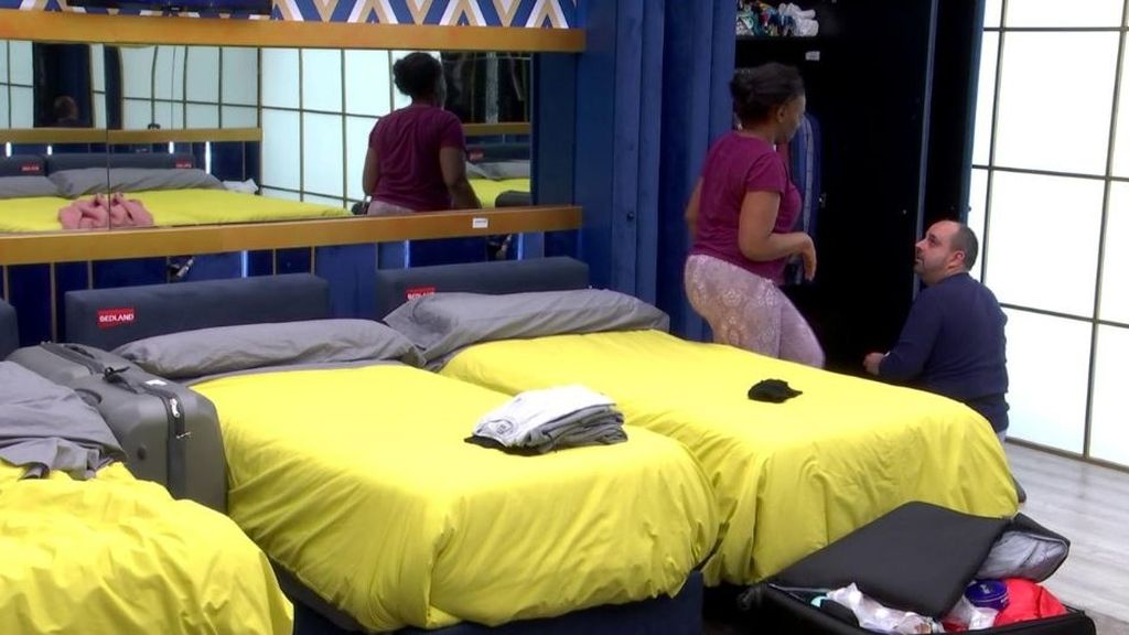 Carolina Sobe, acompañando a Julio Ruz mientras deshace la maleta