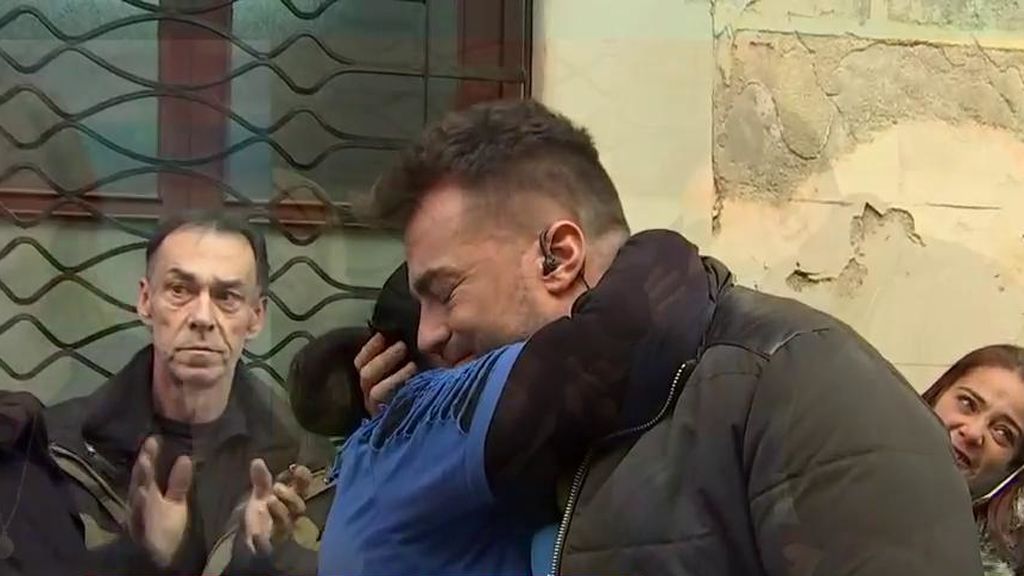 Miquel Valls se emociona al abrazar a una mujer que va a ser desahuciada
