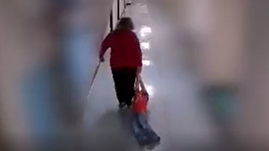Despiden a una profesora por arrastrar por el suelo del colegio a un niño con autismo
