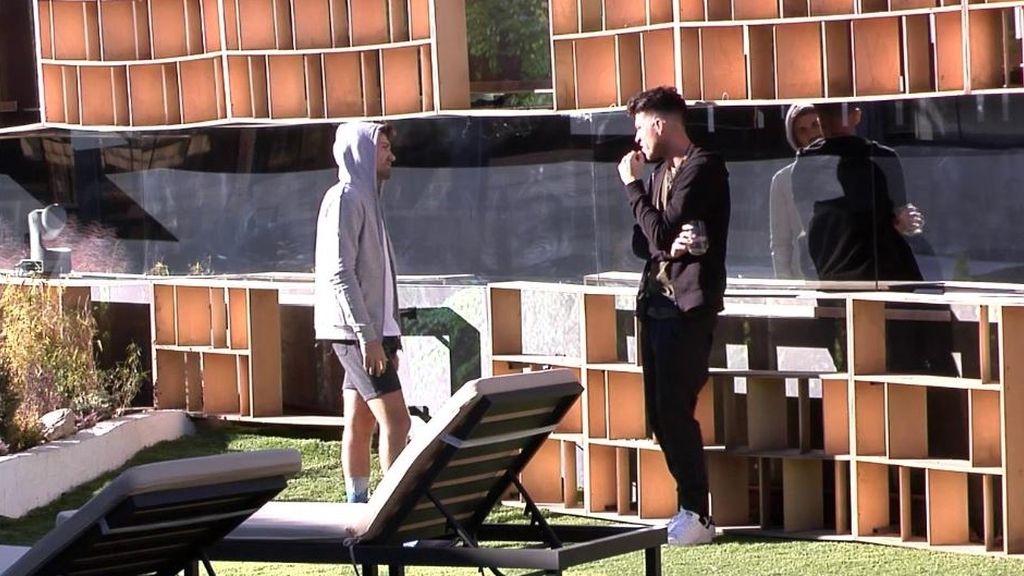 Fede y Alabalá han aprovechado para mantener una conversación en el jardín