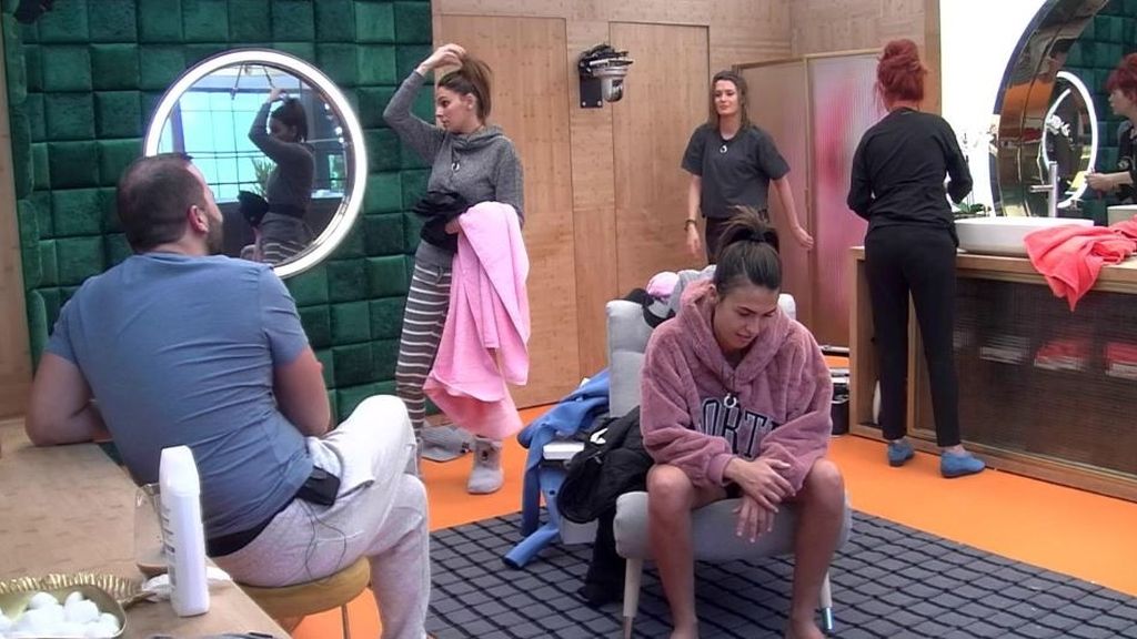 Sofía se ha cansado de desayunar y ha llegado al baño para poner orden