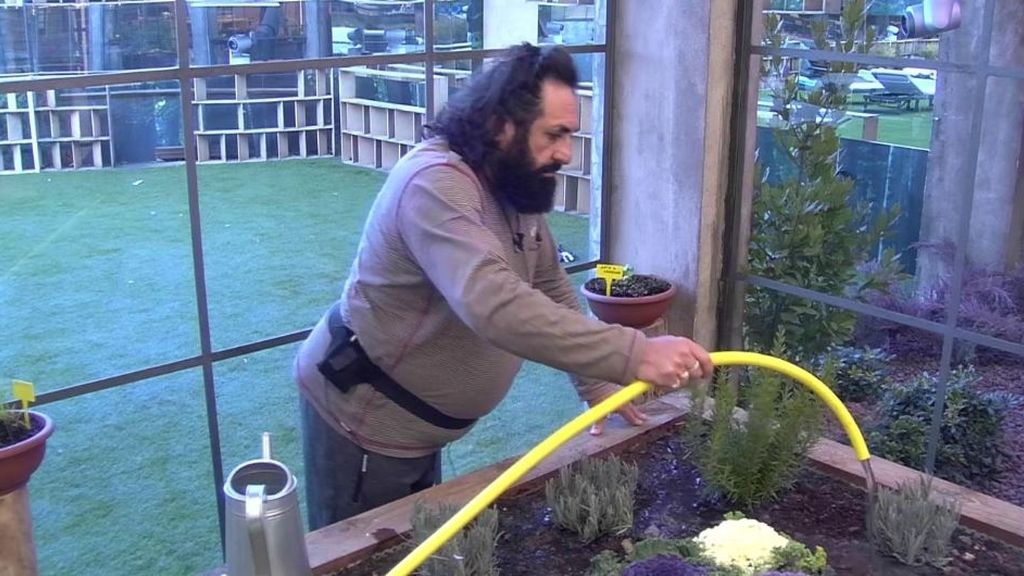 Juan Miguel puede hacer cualquier cosa... ¡pero primero hay que regar las plantas!