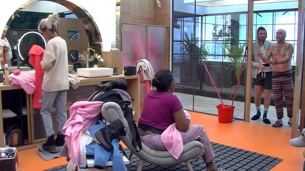 Alejandro Albalá, luchando en la puerta del baño para que le dejen ducharse