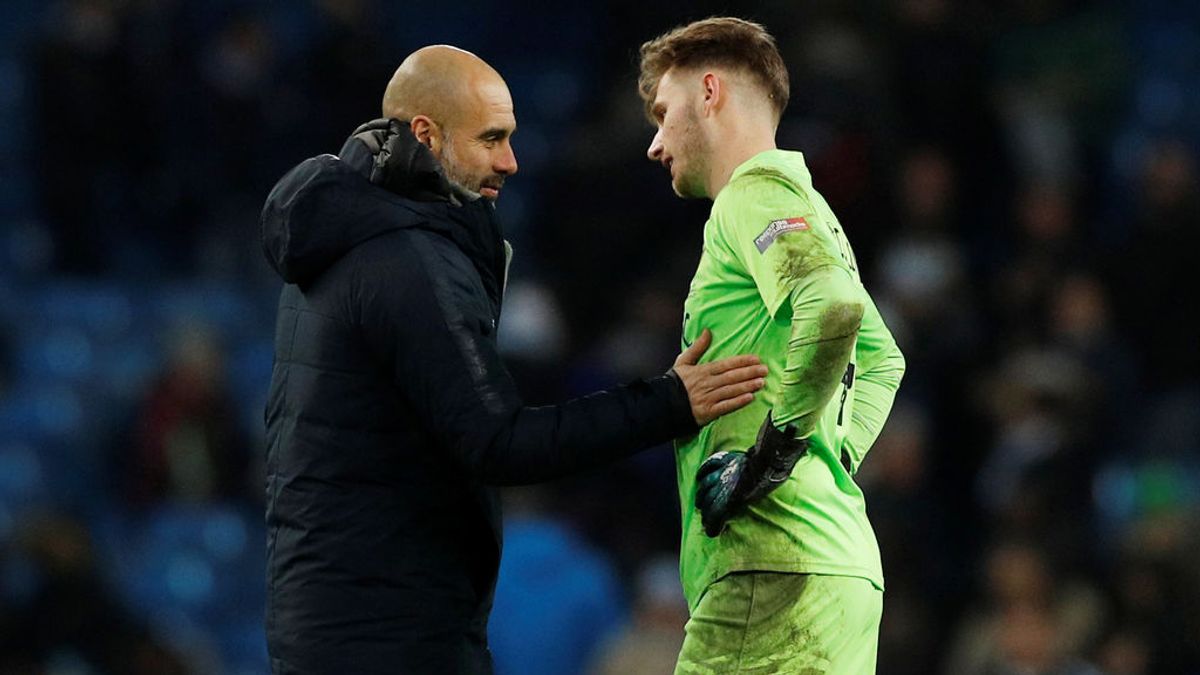 El gesto de Guardiola con el portero del Burton tras encajar nueve goles del City El gesto de Guardiola con el portero del Burton tras encajar nueve goles del City